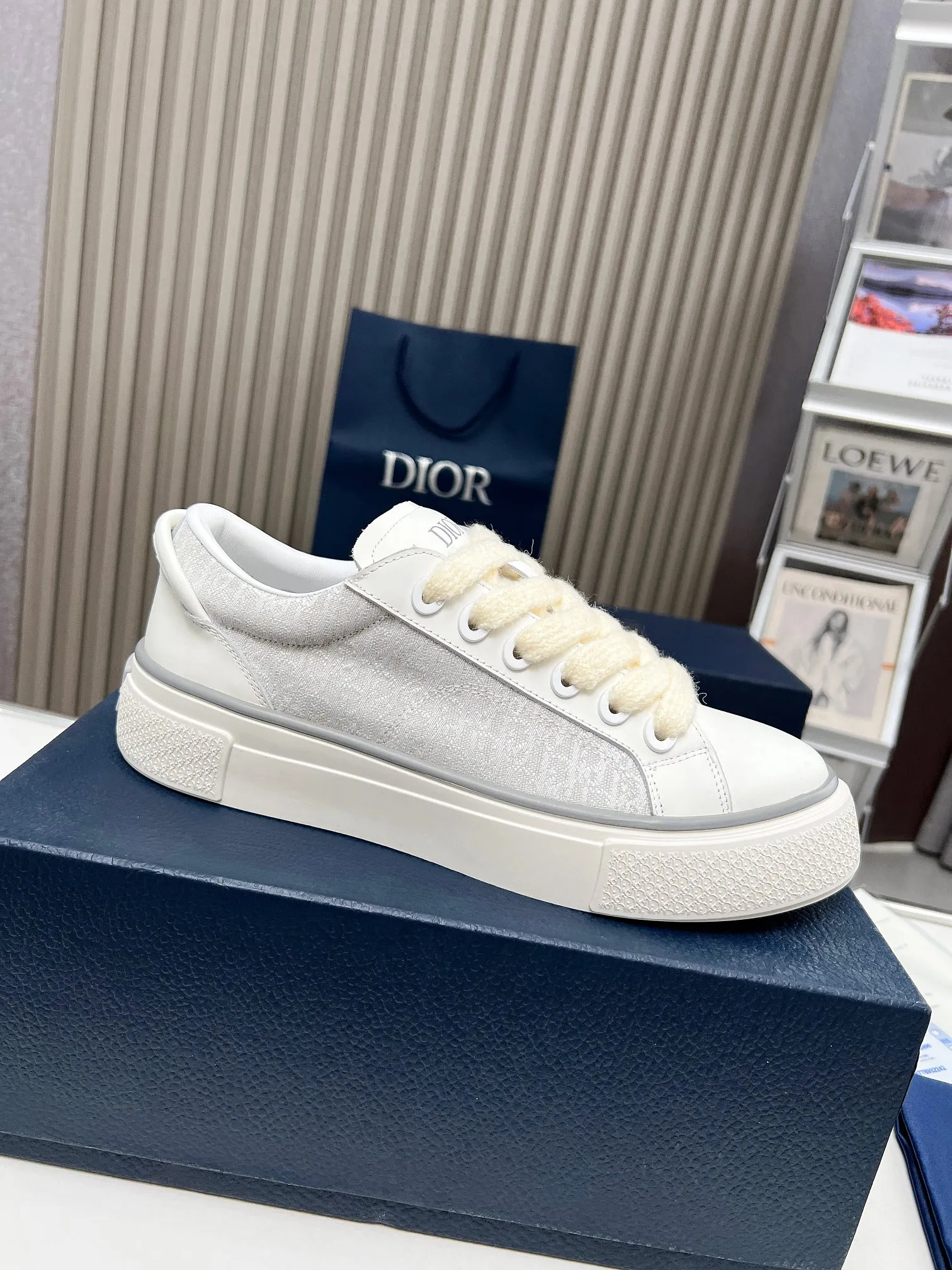 👟👟Ex-factory price 560👟👟 Embroidery +20, DIOR Dior B33 couple's casual shoes - black embroidered model 2024 spring new style, a new interpretation of the classic tennis shoes, the fashionable silhouette highlights the heavy texture, carefully made of black silk matte cowhide, decorated with three-dimensional embroidered Oblique print panels of the same color, and decorated with Dior It's distinguished by a padded tongue with an embossed logo, wide black mohair laces and tonal brass eyelets with a matte finish. The solid black Oblique print-effect rubber sole is decorated with a contrasting Dior 30 Avenue Montaigne logo on the back to enhance the style and add a fashionable touch to the casual look. Size: Women's 35-40 (34, 41 customized, non-refundable) Men's 39-45 (38, 46 customized, non-refundable)